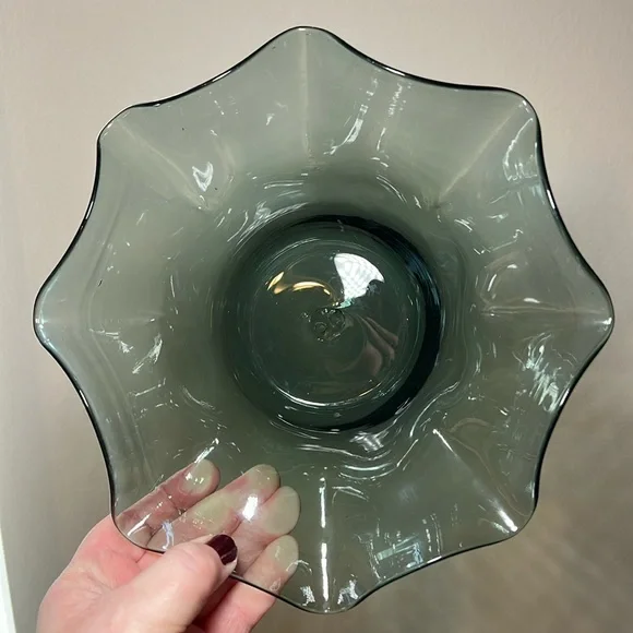 Vintage Blenko smokey grey art glass ruffle bowl - Picture 10 of 10